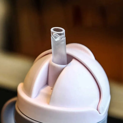 نصف كوب شرب وردي اللون للأطفال سعة 250 مل، مزود بماصة، يعمل بتقنية الجاذبية، ذو فتحة واسعة، مناسب لشرب الحليب والماء، مع مقبض. 