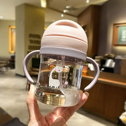 نصف كوب شرب وردي اللون للأطفال سعة 250 مل، مزود بماصة، يعمل بتقنية الجاذبية، ذو فتحة واسعة، مناسب لشرب الحليب والماء، مع مقبض. 